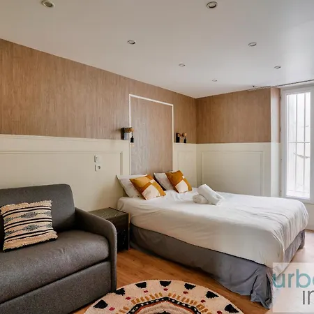 13 Luxury Flat Eiffel Design 2 Paříž