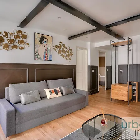 13 Luxury Flat Eiffel Design 2