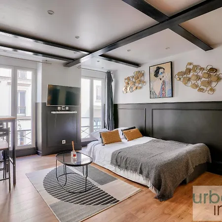 13 Luxury Flat Eiffel Design 2 Apartment