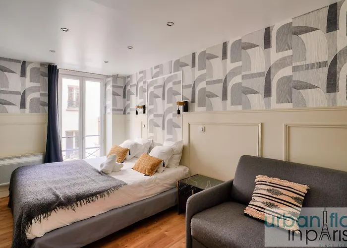 13 Luxury Flat Eiffel Design 2 * Parijs