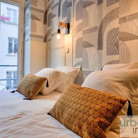 13 Luxury Flat Eiffel Design 2 Daire