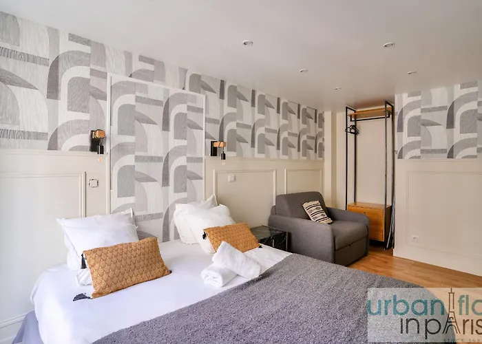 13 Luxury Flat Eiffel Design 2